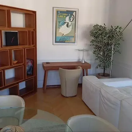 Lejlighed 1br Ponthieu Champs Elysees Paris